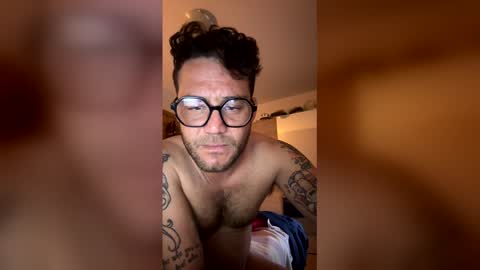 justme697977 online show from April 18, 7:10 am