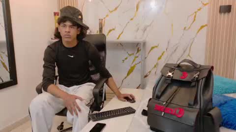 zayn_fox32 online show from August 1, 6:40 pm