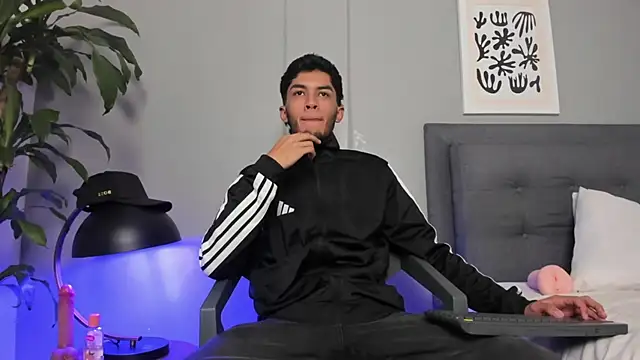 Tylerffoxx online show from June 19, 9:52 pm