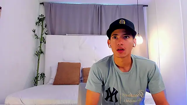 Alejo-and-Thiago online show from June 23, 12:31 pm