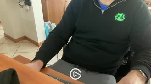 Snapshot of 100piedi1 chatting on February 9, 11:58 am 100piedi1 online show from February 9, 11:58 am