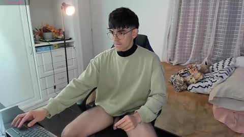 Snapshot of _jamesboy chatting on March 1, 12:28 am James online show from March 1, 12:28 am