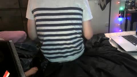 Snapshot of a_twinkie chatting on December 6, 5:42 am Chris online show from December 6, 5:42 am