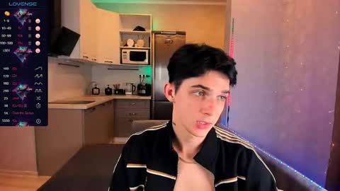 Snapshot of aaron_bang chatting on September 13, 11:28 pm Aaron Bang online show from September 13, 11:28 pm