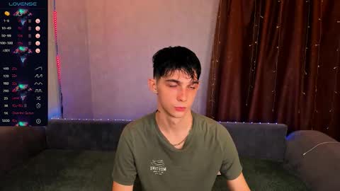 Snapshot of aaron_bang chatting on September 18, 10:45 pm Aaron Bang online show from September 18, 10:45 pm