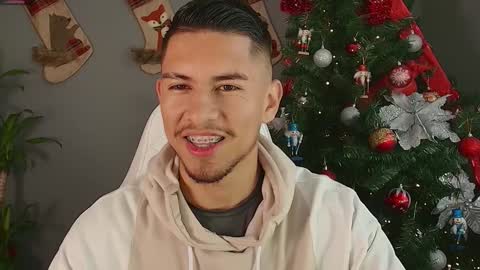 AARON  online show from December 6, 8:40 pm