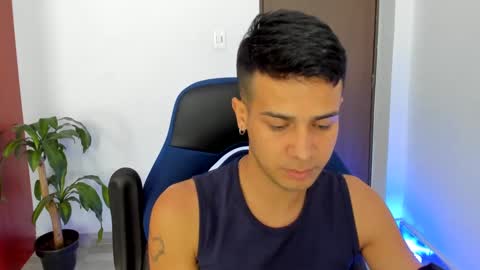 Independence model AbelAsburgo online show from October 13, 7:42 pm