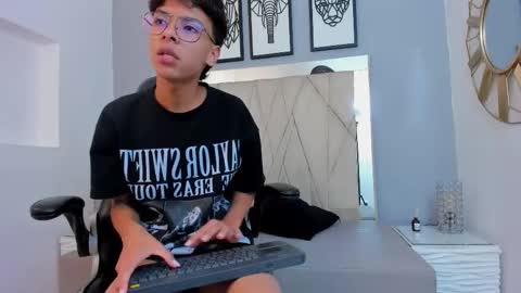 Adams Bobby online show from December 3, 11:49 am