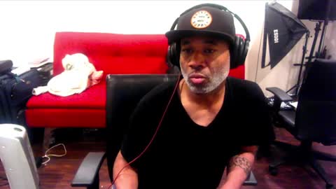 Snapshot of adick_ting chatting on December 26, 2:33 am adick_ting online show from December 26, 2:33 am