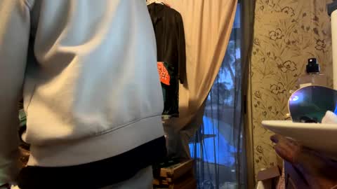 Snapshot of adick_ting chatting on December 15, 1:02 am adick_ting online show from December 15, 1:02 am