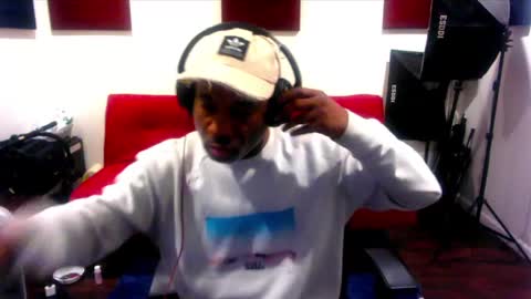 Snapshot of adick_ting chatting on February 19, 4:34 am adick_ting online show from February 19, 4:34 am