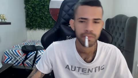 adri_sexboy online show from February 18, 12:49 pm