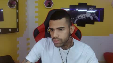 adri_sexboy online show from February 19, 12:11 pm