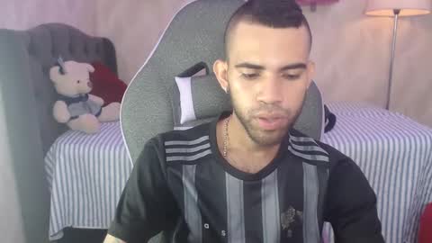 adri_sexboy online show from December 2, 1:33 pm