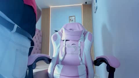 adri_sexboy229 online show from October 1, 6:50 am