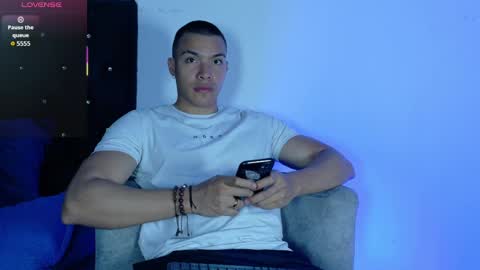 adriel_escalante online show from April 14, 2:44 am