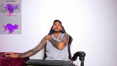 Snapshot of akira_tattoo chatting on December 11, 11:10 pm Akira online show from December 11, 11:10 pm