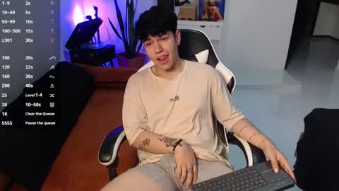 Snapshot of alec_spencer chatting on September 15, 1:08 am alec online show from September 15, 1:08 am