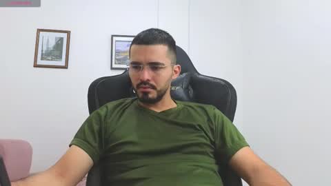 alejandroo_7 online show from November 22, 4:06 pm