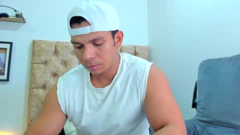 Snapshot of alejostrong chatting on September 17, 2:56 am alejostrong online show from September 17, 2:56 am