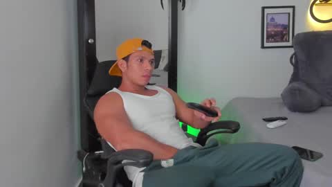 Snapshot of alejostrong chatting on February 14, 1:45 am alejostrong online show from February 14, 1:45 am