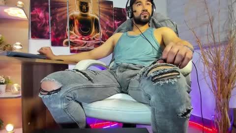 Snapshot of alessandro__wye chatting on February 5, 11:28 pm ALESSANDRO WYE online show from February 5, 11:28 pm