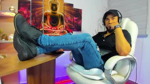 Snapshot of alessandro__wye chatting on January 19, 4:33 am ALESSANDRO WYE online show from January 19, 4:33 am