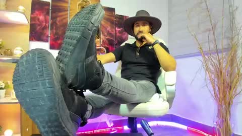 Snapshot of alessandro__wye chatting on February 9, 5:29 am ALESSANDRO WYE online show from February 9, 5:29 am