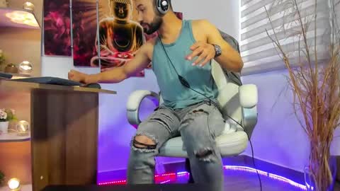 Snapshot of alessandro__wye chatting on February 6, 2:48 pm ALESSANDRO WYE online show from February 6, 2:48 pm