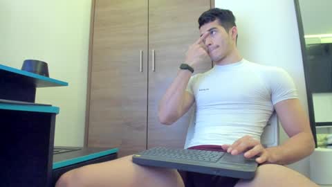 Snapshot of alexander__lips chatting on February 8, 1:32 am alexander__lips online show from February 8, 1:32 am