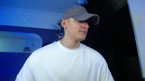 Snapshot of alexandrolovee chatting on December 7, 8:22 am Alexandro online show from December 7, 8:22 am