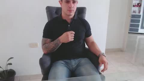 Snapshot of alexmaximuss chatting on February 22, 7:32 pm Maximuss online show from February 22, 7:32 pm