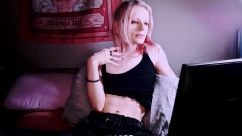 Alien Bella online show from December 15, 2:58 pm