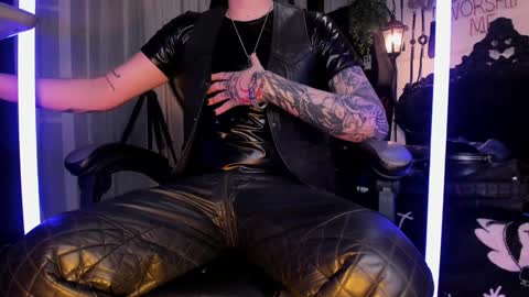Snapshot of allanhurtss chatting on December 6, 2:02 am online show from December 6, 2:02 am