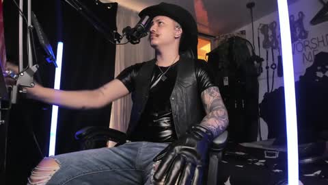 Snapshot of allanhurtss chatting on December 27, 4:00 pm online show from December 27, 4:00 pm