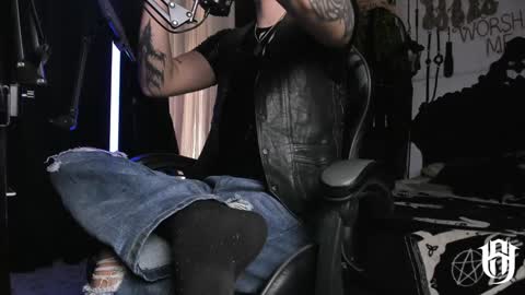 Snapshot of allanhurtss chatting on January 1, 4:39 pm online show from January 1, 4:39 pm