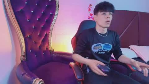 andreew_style_ online show from April 13, 8:31 pm