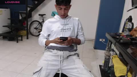 Snapshot of andressdean chatting on December 7, 12:09 am Andres Dean online show from December 7, 12:09 am