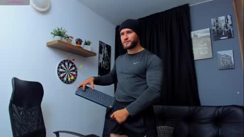 Snapshot of andrewdiaz_ chatting on February 18, 3:31 am Andrew Diaz online show from February 18, 3:31 am