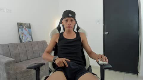 Snapshot of andy_bigcock01 chatting on February 8, 3:52 am andy_bigcock01 online show from February 8, 3:52 am