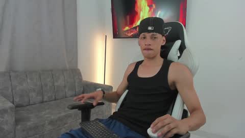 Snapshot of andy_bigcock01 chatting on December 22, 3:44 am andy_bigcock01 online show from December 22, 3:44 am