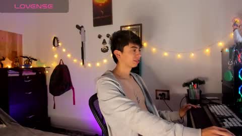 andy_guez_11 online show from December 16, 10:08 am