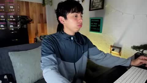 andy_guez_11 online show from February 9, 10:31 am