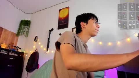 andy_guez_11 online show from January 17, 9:49 am