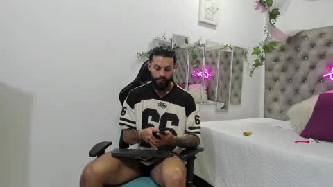 Snapshot of apolo_bianco_ chatting on December 4, 12:25 pm APOLO online show from December 4, 12:25 pm