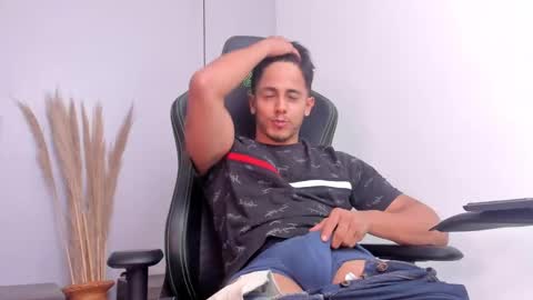 Snapshot of ashton_coleman_ chatting on February 23, 7:28 am my name real is camilo online show from February 23, 7:28 am