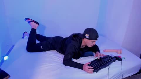 axel__fierro online show from April 26, 8:49 pm