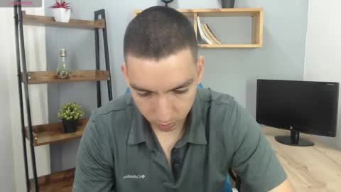 axel_stones_ online show from October 20, 1:48 pm