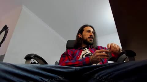 Snapshot of axelcolton chatting on December 14, 11:07 am AxelColton online show from December 14, 11:07 am