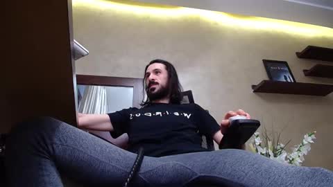 Snapshot of axelcolton chatting on December 17, 6:24 am AxelColton online show from December 17, 6:24 am